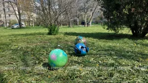 Не по программе, а по любви: как симферопольцы превратили сквер у Салгира в пасхальную галерею