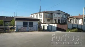 Жителей севастопольской «коммуналки» не пугали ЛЭП и риск обвала