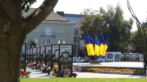 Украинский военный сбежал из части, чтобы танцевать среди портретов погибших