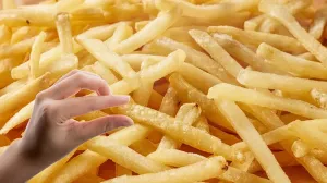 Еда из чужой тарелки действительно оказалась вкуснее, чем из своей