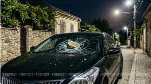 В Севастополе мужчина из-за музыки разбил кирпичом машину курьера 