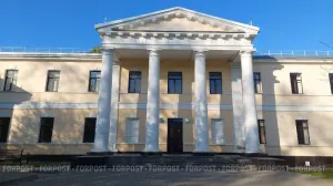 Медики пытаются спасти двухсотлетний дом в центре Крыма 