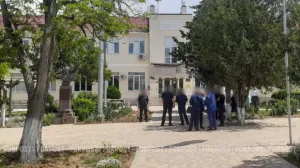 Власти Севастополя удивились, как козырёк в качинской школе превратился в балкон