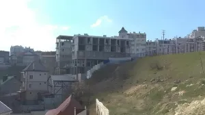 Пайщики препятствуют сносу шестиэтажного самостроя в Севастополе