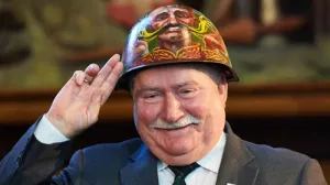 Экс-президент Польши отказался носить флаг Украины на груди