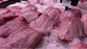 В магазине Севастополя нашли более 52 кг просроченной продукции без маркировки