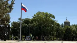 В Керчи после сильного ветра заменили флаг России на главной площади 