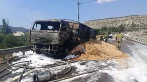 В Севастополе на Президентской дороге перевернулся и загорелся зерновоз с прицепом