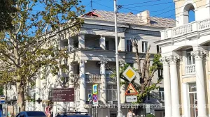 В центре Севастополя ремонтируют кровлю двух соседних исторических зданий