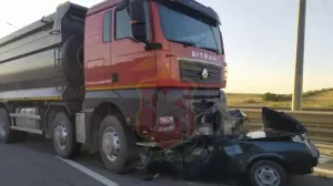 В Крыму грузовик протаранил легковушку: двое погибших, ребёнок госпитализирован