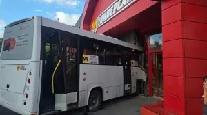 Маршрутный автобус въехал в супермаркет в столице Крыма
