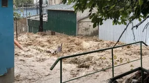 Идущие больше суток дожди превратили несколько улиц в Кореизе в бушующие и опасные реки.