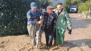 В Алупке паводок затапливает дома, спасатели строят временную дамбу