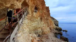 «Не доставайся никому!». Неизвестные срезают лестницу на севастопольский пляж 
