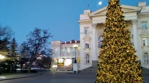 Когда снимать новогодние украшения с Севастополя? ОПРОС 
