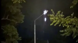 В Севастополе фонарь поливал улицу расплавленным пластиком