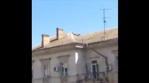 На крыше в центре Севастополя самоизолировался мужчина в трусах