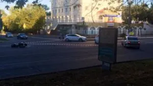 На проспекте Острякова «Рено» и байк не поделили дорогу