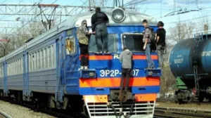 За смертельно опасное развлечение на электричке наказаны родители зацеперов