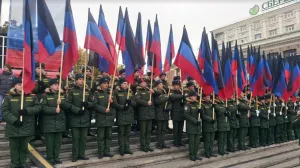 День флага ДНР в Донецке отметили парадом военных