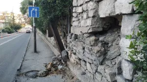 В центре Севастополя частично обрушилась подпорная стена
