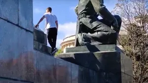 В Севастополе памятники стали спортплощадками и игровыми зонами 