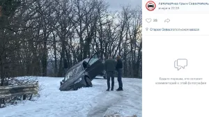 Снег на Старом Севастопольском шоссе поставил автомобиль на переднее колесо