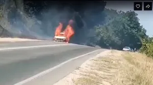 В Севастополе огонь со вспыхнувшего автомобиля перекинулся на обочину 