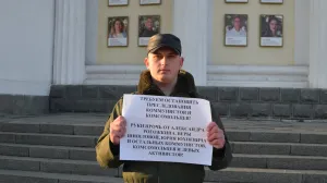 В Севастополе глава комсомола пикетировал в поддержку коммунистов