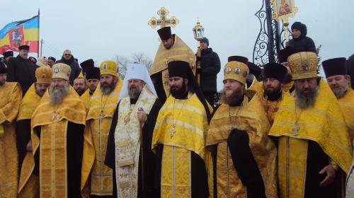 ForPost - Священнослужители освятили восьмиметровый поклонный крест в Перевальском районе