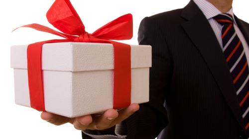 ForPost - Перед Новым годом чиновникам напомнили о запрете на подарки