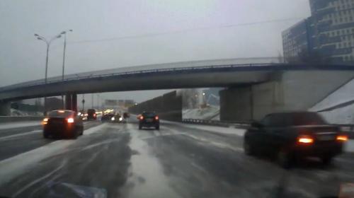 ForPost - Снегопад привел к массовой аварии с участием 17 машин на востоке Москвы