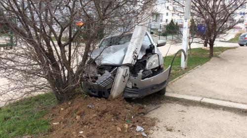 ForPost- В Севастополе автолюбитель впечатался в столб и подкопал его
