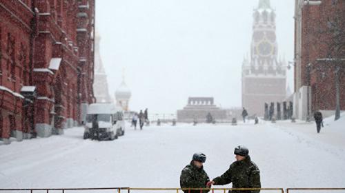 ForPost - К уборке снега в Москве привлекли военных