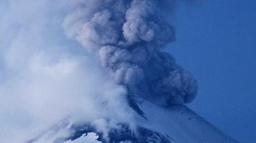 ForPost - Ключевской вулкан на Камчатке выбросил столб пепла на высоту 10 км