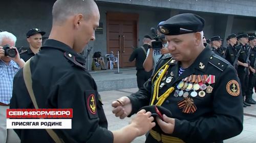 ForPost- В Севастополе морпехи-новобранцы присягнули на верность Родине на 35-й береговой батарее
