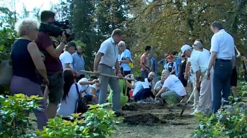 ForPost- Жители Германии высадили деревья на Малаховом кургане в Севастополе