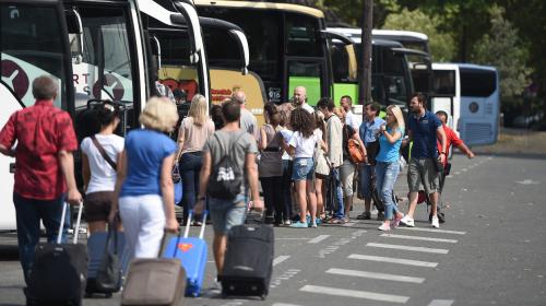 ForPost- Украинские туроператоры целыми автобусами отправляют туристов в Крым