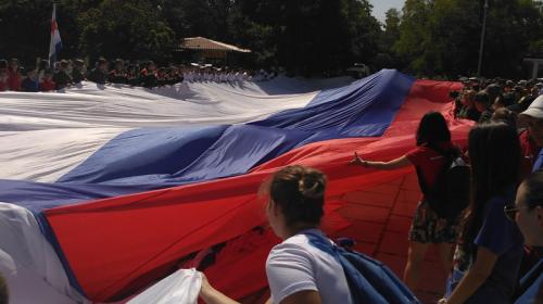 ForPost- В День государственного флага в Севастополе развернули гигантский триколор