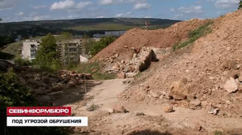 ForPost- Десяток домов в одном из районов Севастополя может обрушиться из-за чужих коттеджей