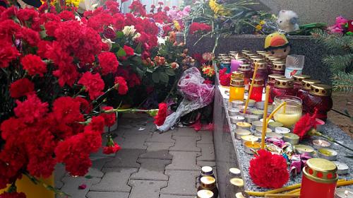 ForPost- Севастопольцы продолжают нести цветы к обелиску «Керчь» на Аллее городов-героев