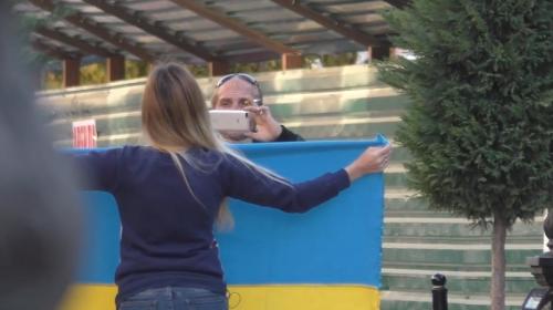 ForPost- Провокация или эксперимент: зачем блогер в Крыму вышла с флагом Украины