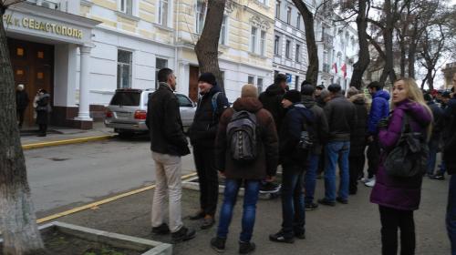 ForPost- Предприниматели «Муссона» снова вышли на митинг под стены прокуратуры Севастополя