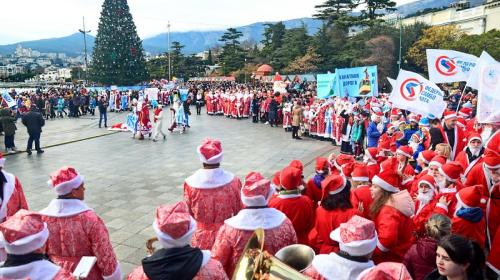ForPost - Сотни Дедов Морозов и Снегурочек прошлись парадом по Ялте
