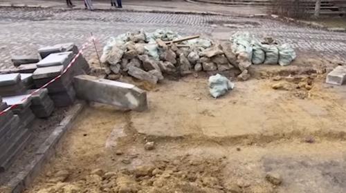 ForPost- В Севастополе сорвали реконструкцию сквера у Свято-Владимирского собора