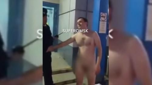 ForPost - Пьяный пассажир устроил стриптиз в аэропорту Омска из-за расставания с девушкой