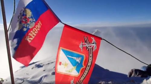 ForPost- Снежный барс Юрий Круглов водрузил флаг Севастополя на Эвересте