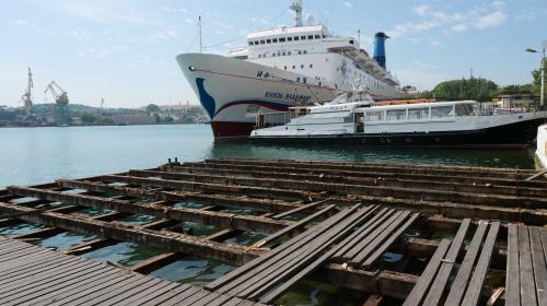 ForPost- Неизвестные разобрали настил на Графской пристани в Севастополе 