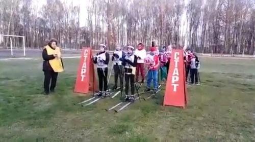 ForPost - «Попросили в администрации»: в Смоленской области устроили лыжные гонки на траве 