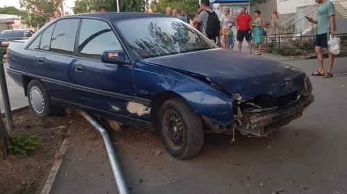 ForPost - Под «косым» углом: в Севастополе водитель снёс дорожный знак